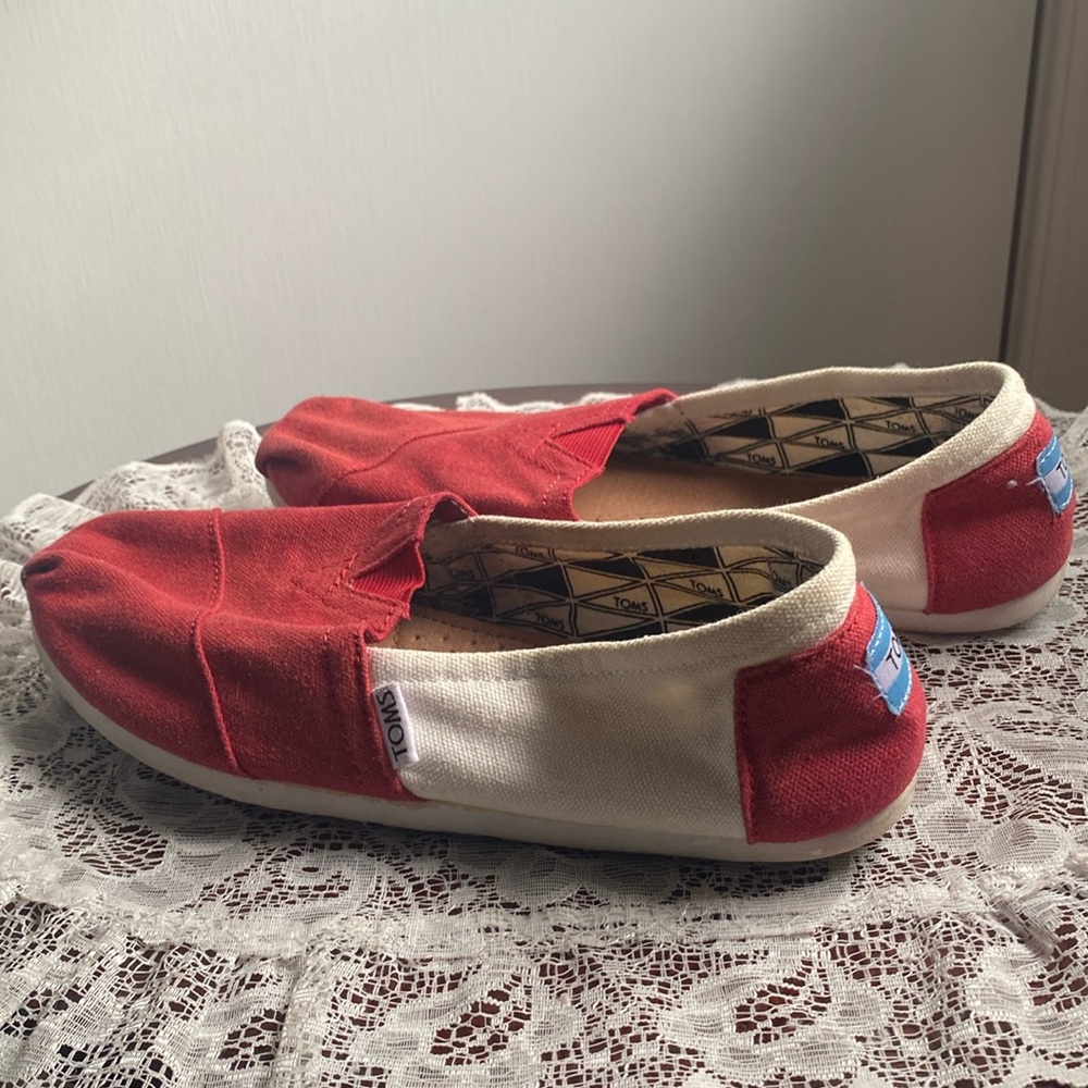 Tom’s Red and White Canvas Comfort Shoes size 8 Women’s